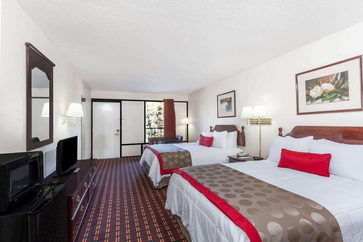 2 Queen Beds (1 of 4)