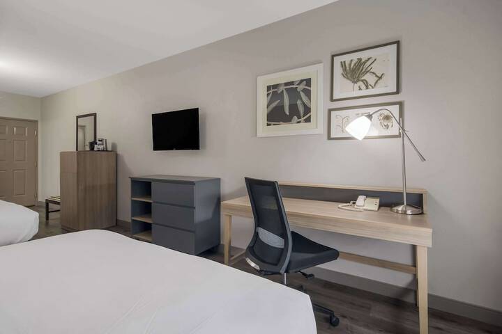 2 Queen Beds (11 of 12)