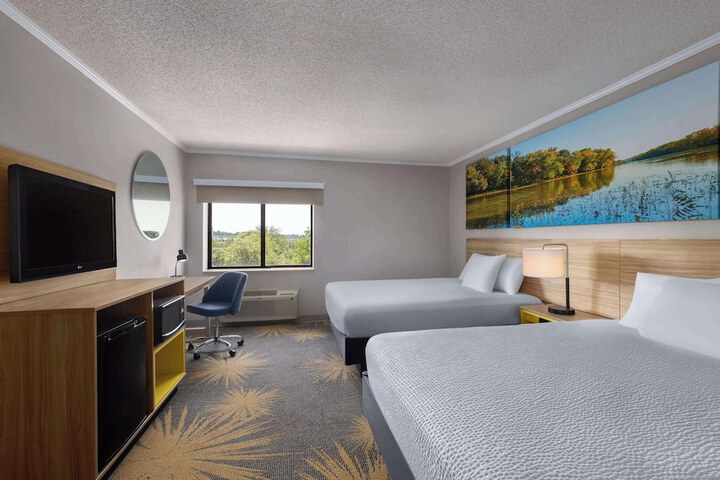 1 Queen Bed Accessible (2 of 19)