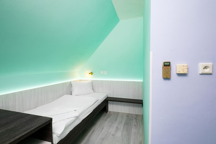 Room 26 of 99