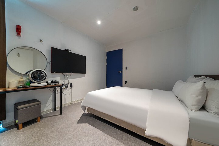 Room 16 of 82