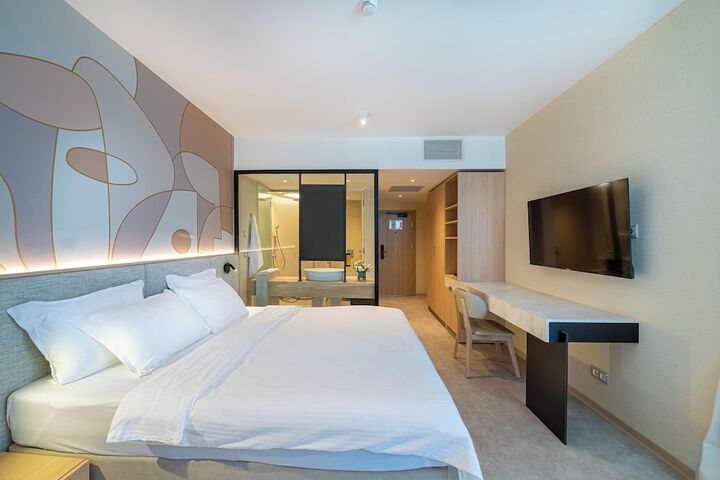 Room 10 of 32