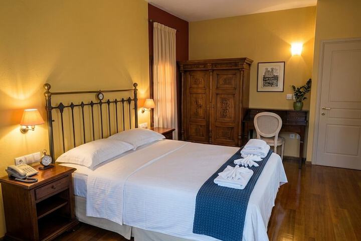 Room 4 of 9