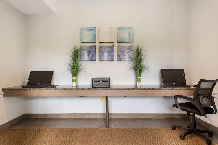 Business Center 43 of 47