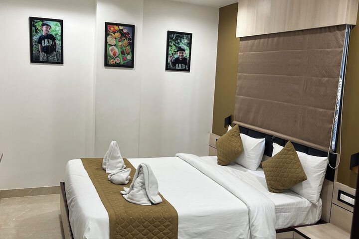 Room 6 of 13