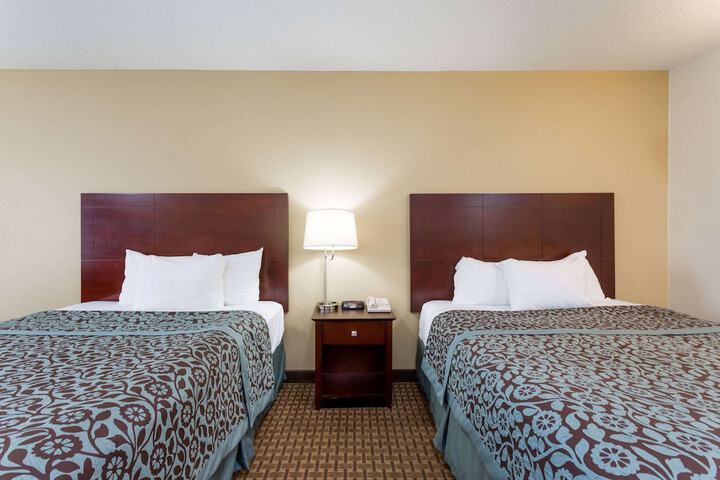 2 Queen Beds (2 of 6)