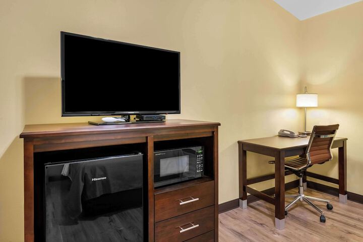 1 Queen Bed (14 of 18)