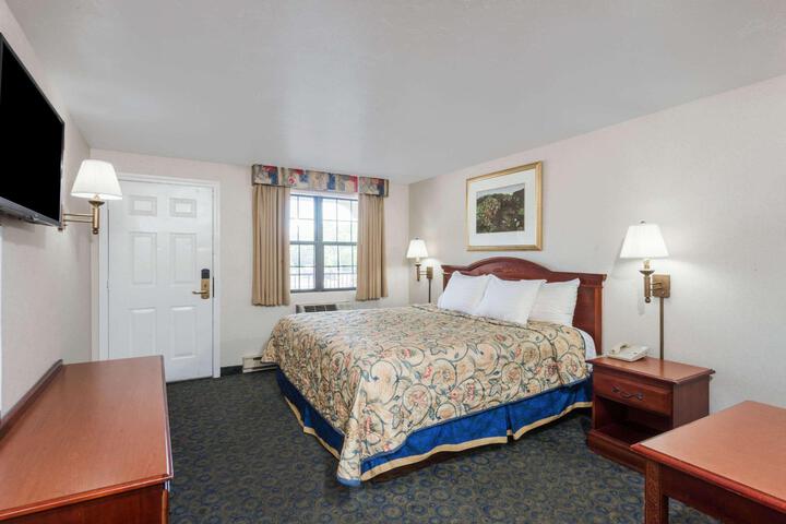 1 Queen Bed (27 of 27)