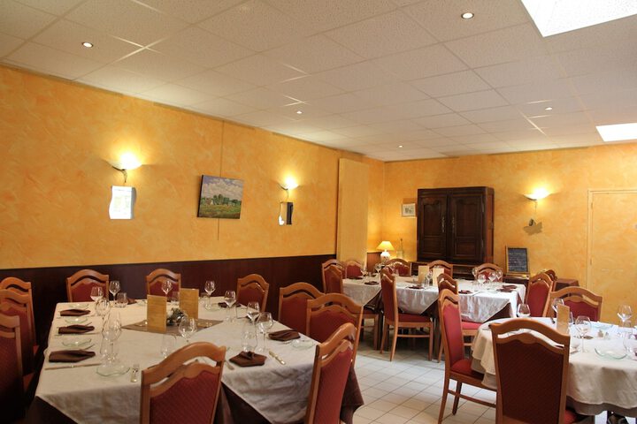 Dining 40 of 54