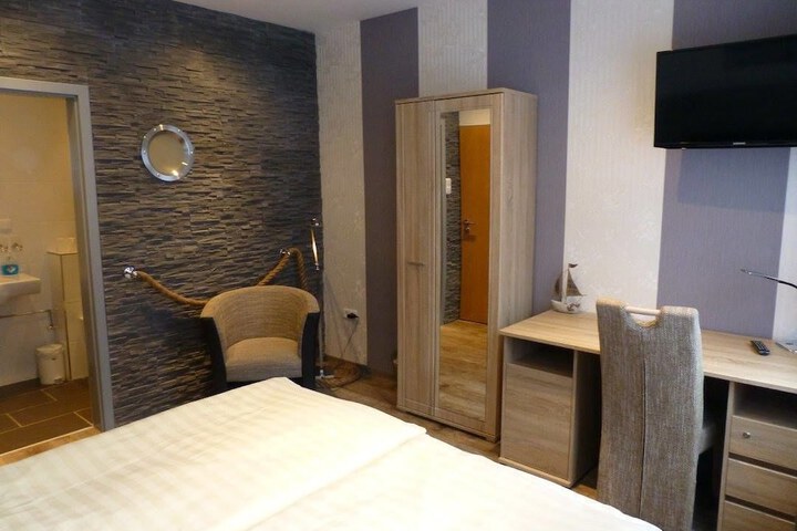 Room 2 of 43