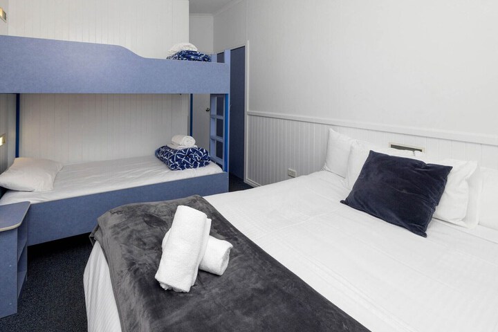 Room 8 of 118