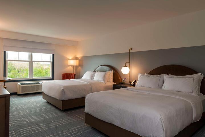 2 Queen Beds (3 of 4)
