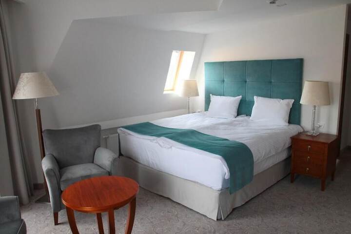 Room 6 of 18