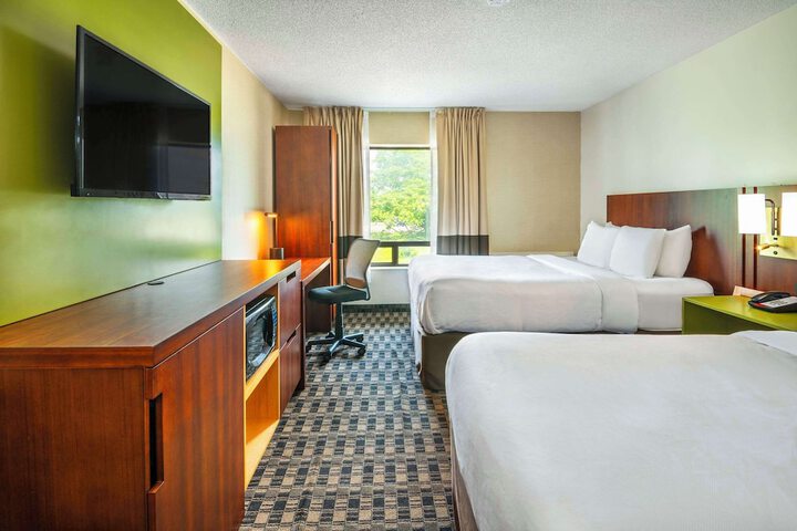 2 Queen Beds (2 of 5)