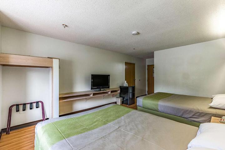 1 Queen Bed (5 of 17)