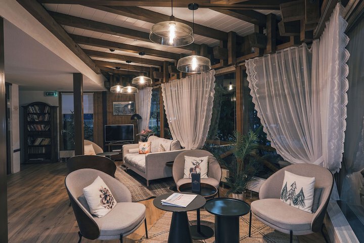 Lounge 46 of 63