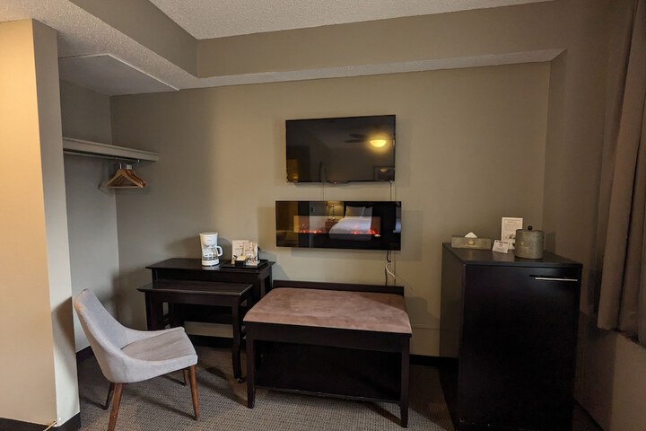 Room 17 of 40