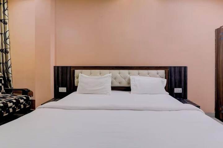 Room 5 of 12