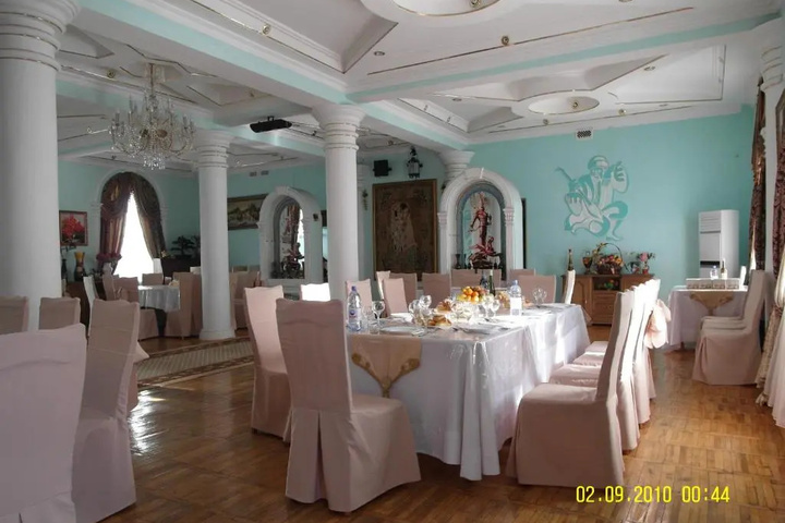 Dining 16 of 18
