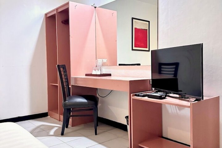 Room 8 of 33