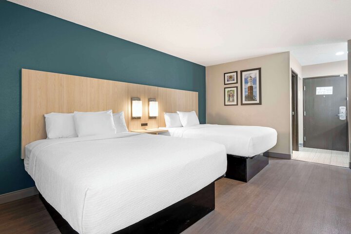 1 Queen Bed High Speed Internet Accessible 50 Inch Flat Screen Television Microwave and Refrigerator, Coffee Maker, Hairdryer Full Breakfast (10 of 15)