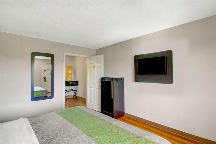 1 King Bed Micfridge (3 of 10)