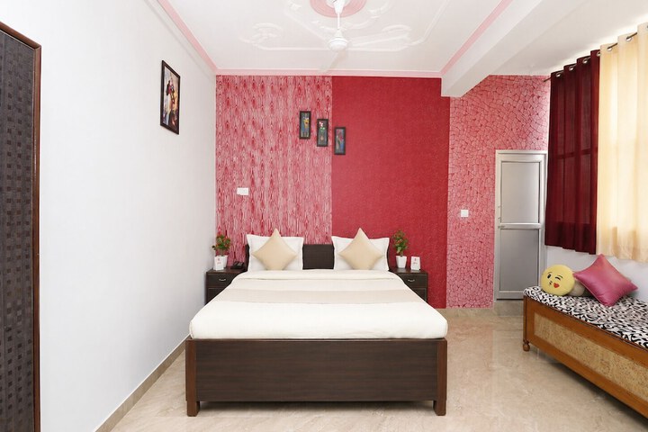 Room 6 of 9