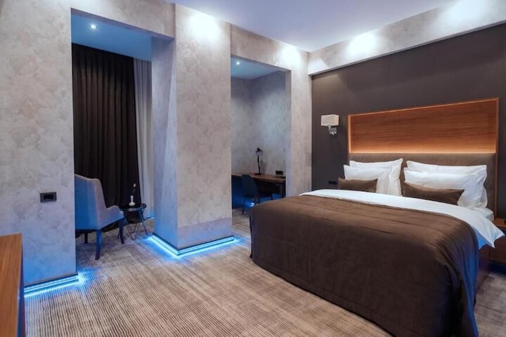 Room 9 of 25