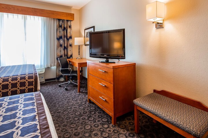 2 Queen Beds Microwave, Refrigerator WiFi Shower Only Full Breakfast (4 of 6)
