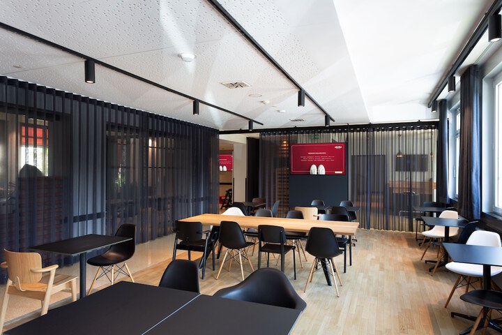 Entrance & Lobby