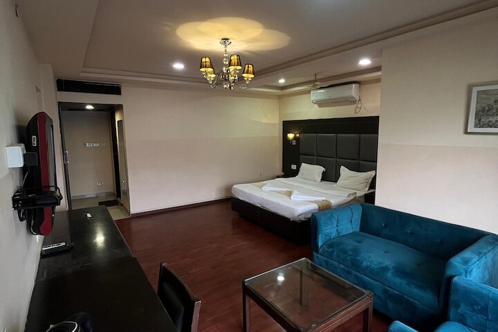 Room 10 of 19