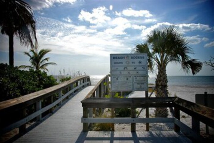 Exterior of 5566 Palmetto