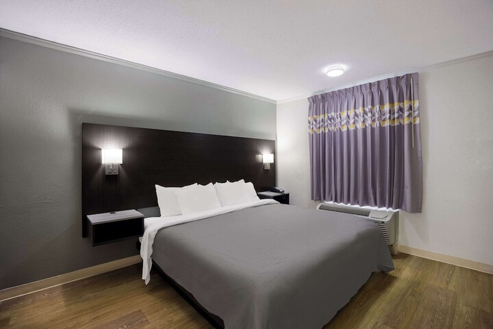 1 King Bed (10 of 20)