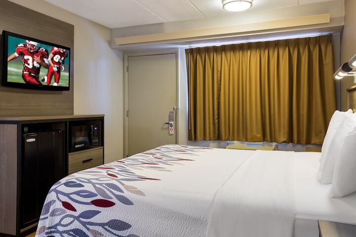 Deluxe King Bed (1 of 17)