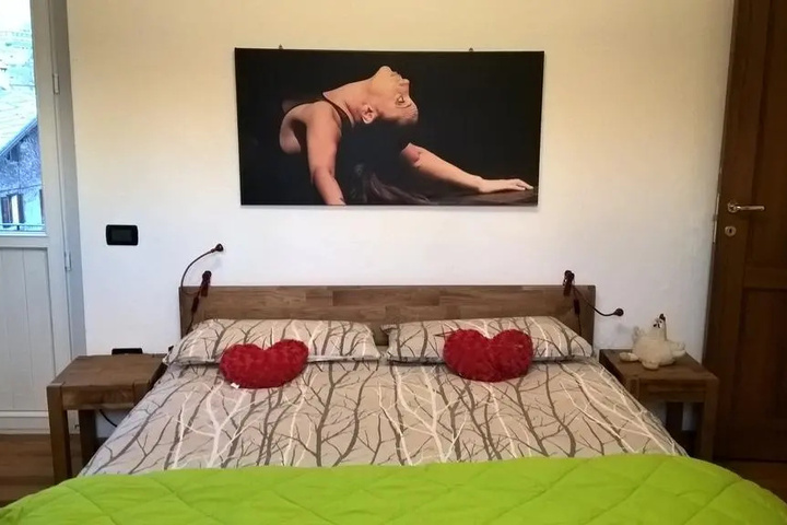 Room 5 of 10