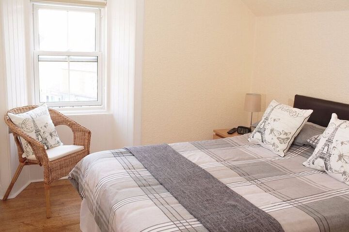 Room 6 of 13