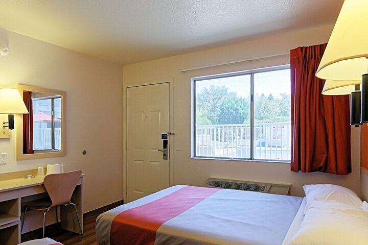 1 Queen Bed Micfridge (10 of 13)