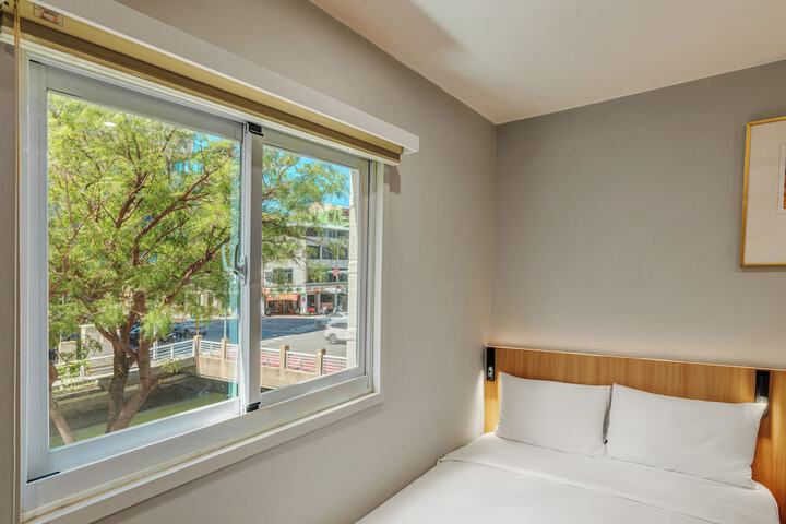 Room 43 of 69