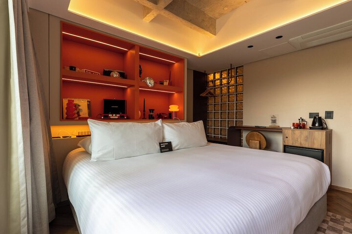 Room 27 of 102