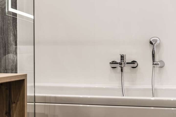 Deep soaking bathtub