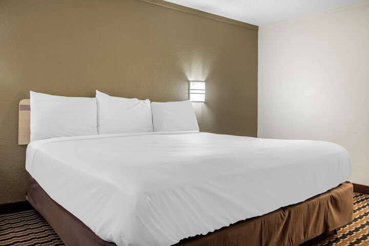 1 King Bed (13 of 15)