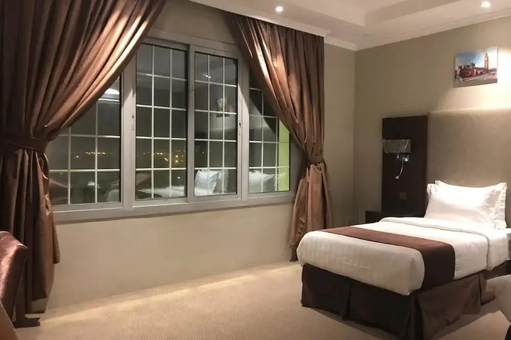 Room 4 of 11