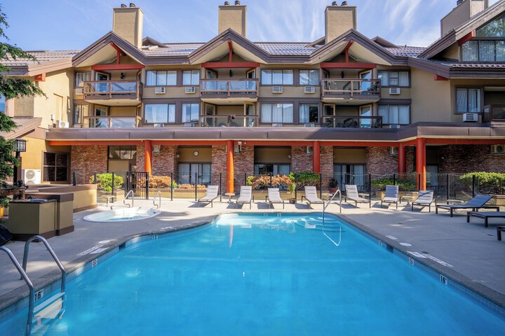 Hotel Pool