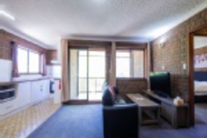 Room 370 of 693