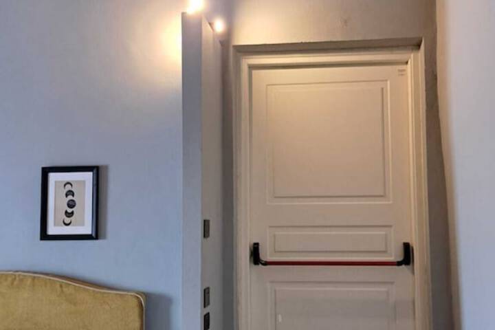 Room 33 of 76