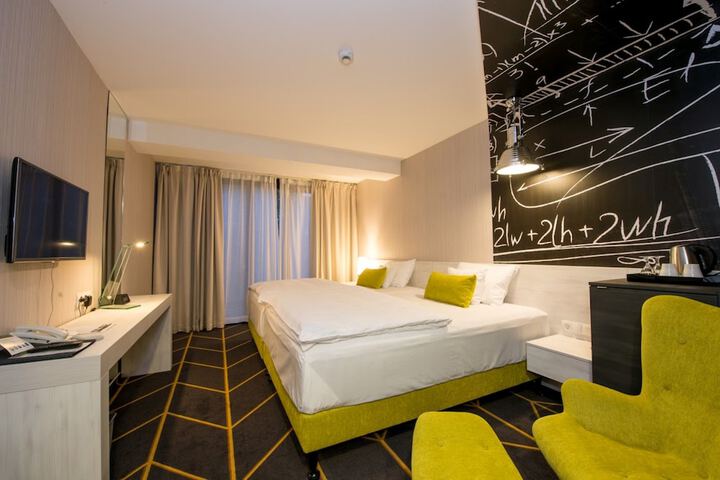 Room 3 of 38