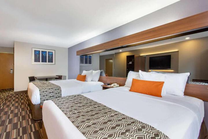 1 Queen Bed (5 of 26)