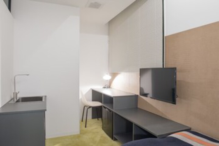 Room 42 of 214