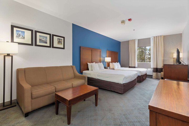 2 Queen Beds (2 of 8)