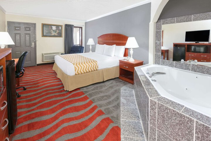 1 King Bed (4 of 10)